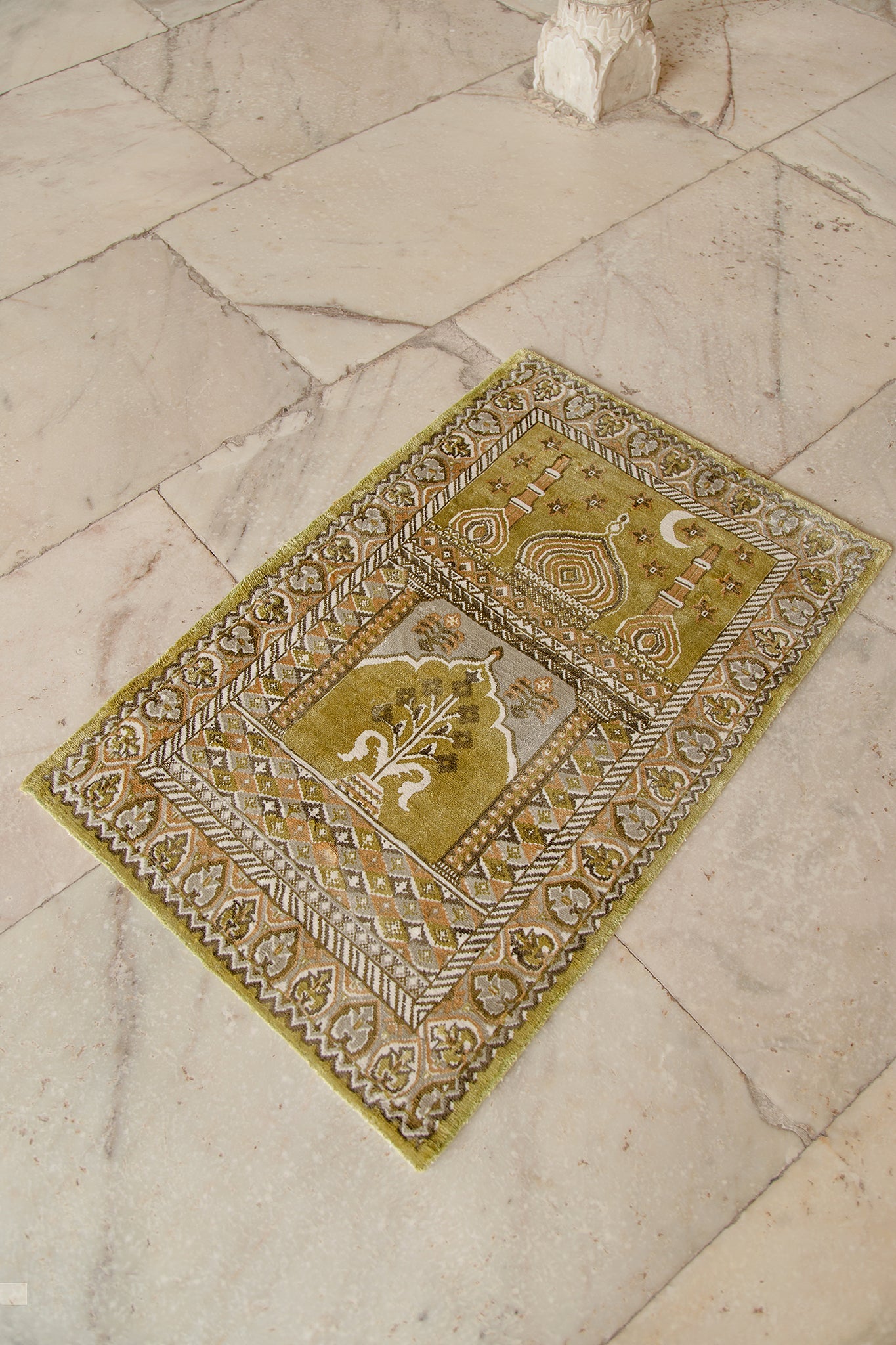 Radiant Rays Viscose Prayer Mat